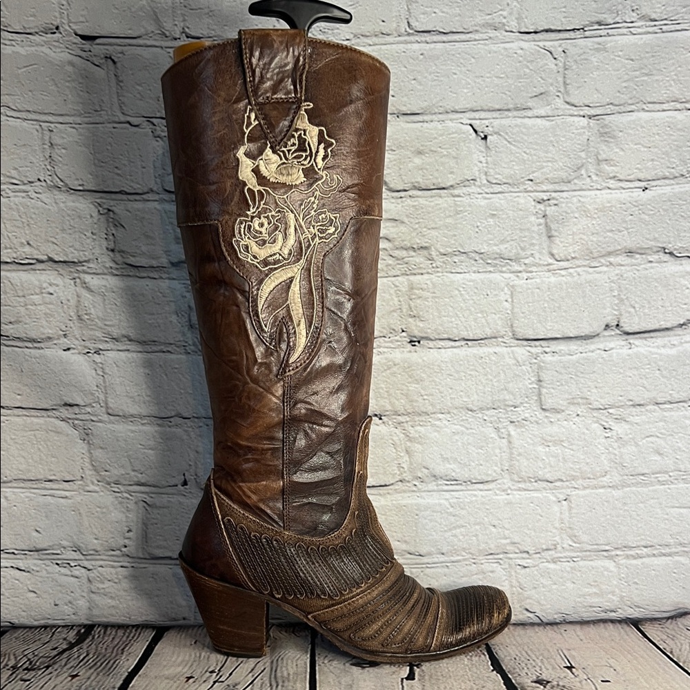 SIREN by Marc Nason brown leather western boots, the rose embroidered model.